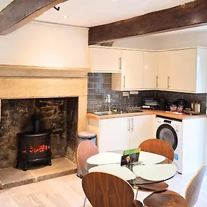 two-bedroom-stone-cottage-in-with-patio.yorkshirehotels.net/